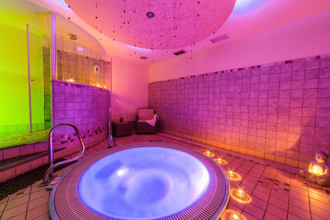 Hotel Palma Benessere Римини Экстерьер фото