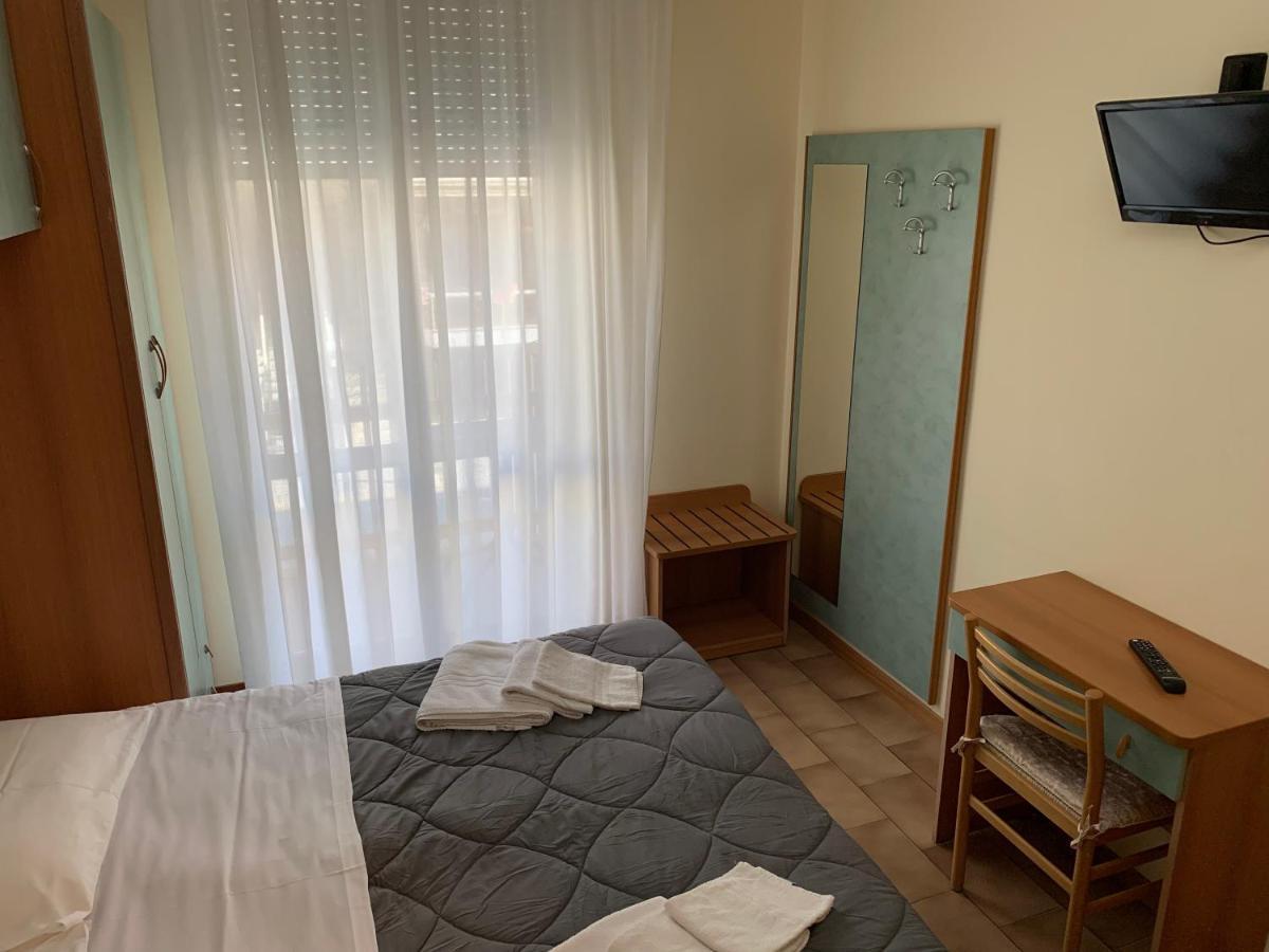 Hotel Palma Benessere Римини Экстерьер фото