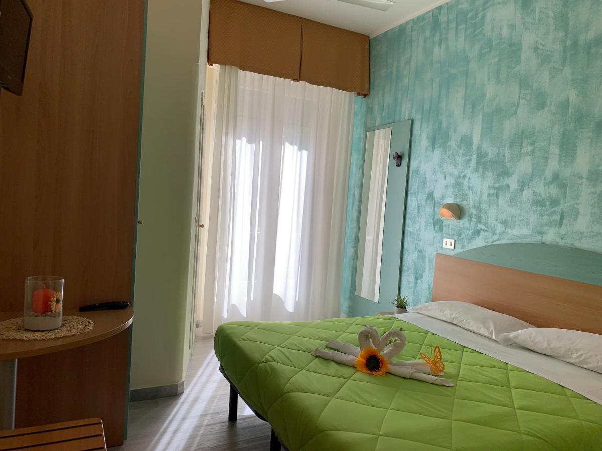 Hotel Palma Benessere Римини Экстерьер фото
